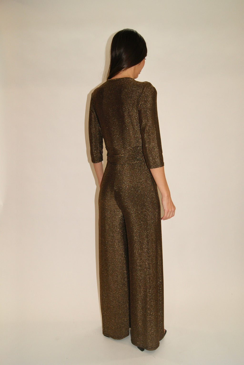 Mono de Fiesta Dorado para Mujer – Ideal para Eventos Especiales