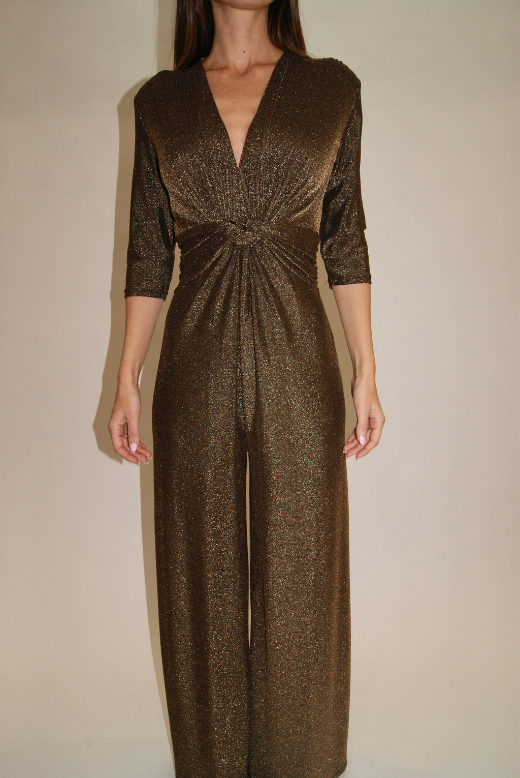 Mono de Fiesta Dorado para Mujer – Ideal para Eventos Especiales