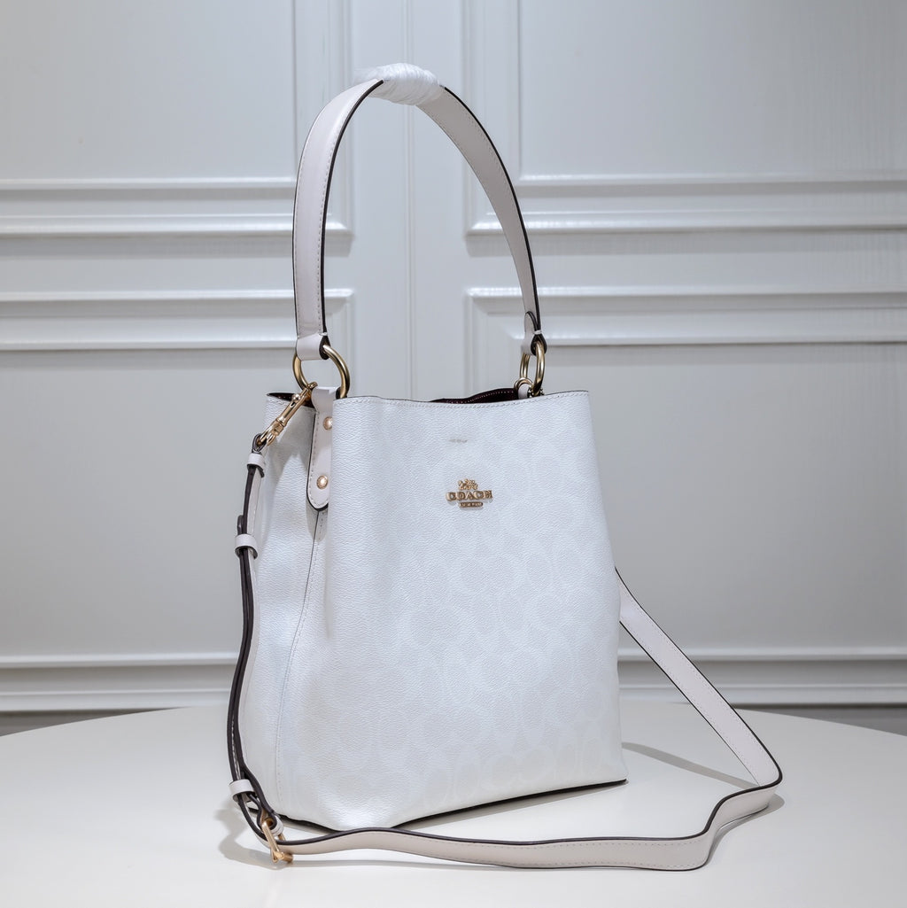 Premium Women's Handbag – Timeless Style for Every Occasion
