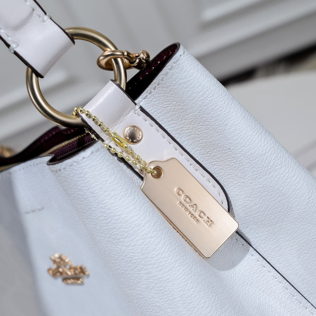 Premium Women's Handbag – Timeless Style for Every Occasion
