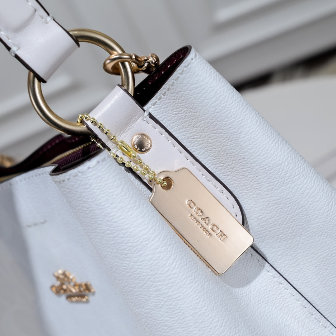 Premium Women's Handbag – Timeless Style for Every Occasion