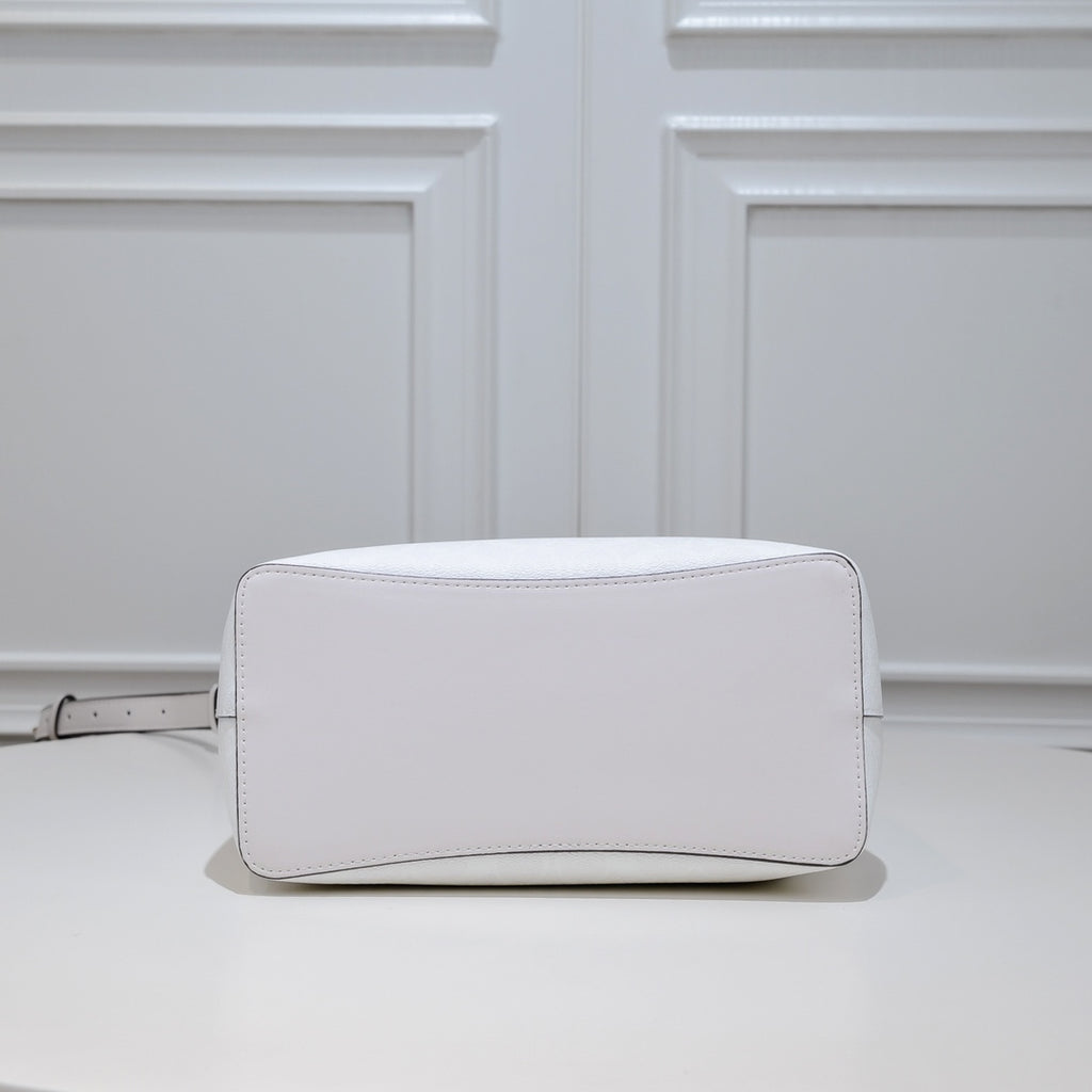 Premium Women's Handbag – Timeless Style for Every Occasion