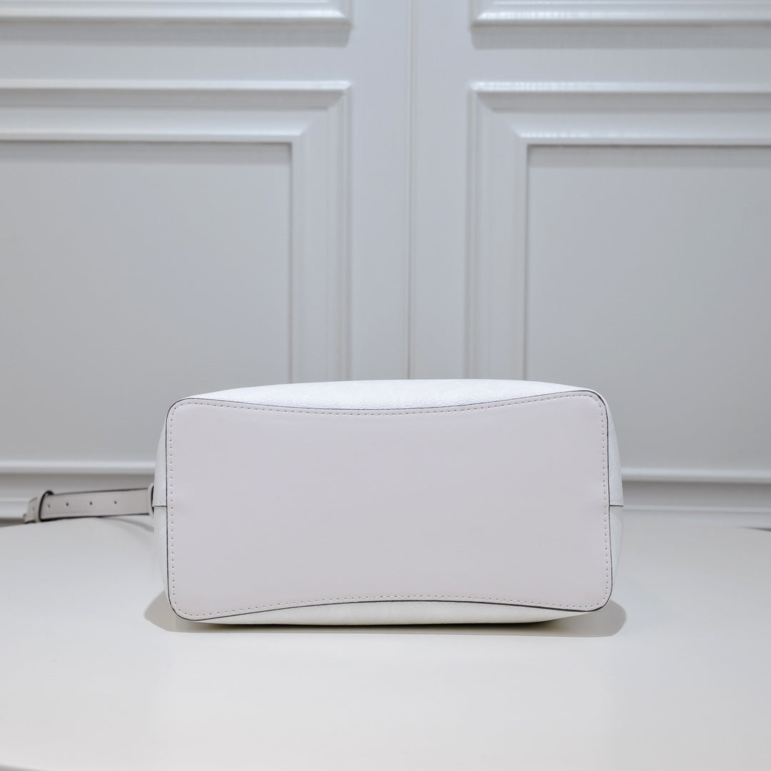 Premium Women's Handbag – Timeless Style for Every Occasion