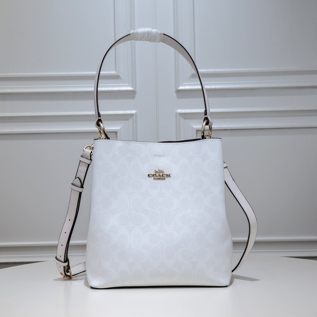 Premium Women's Handbag – Timeless Style for Every Occasion
