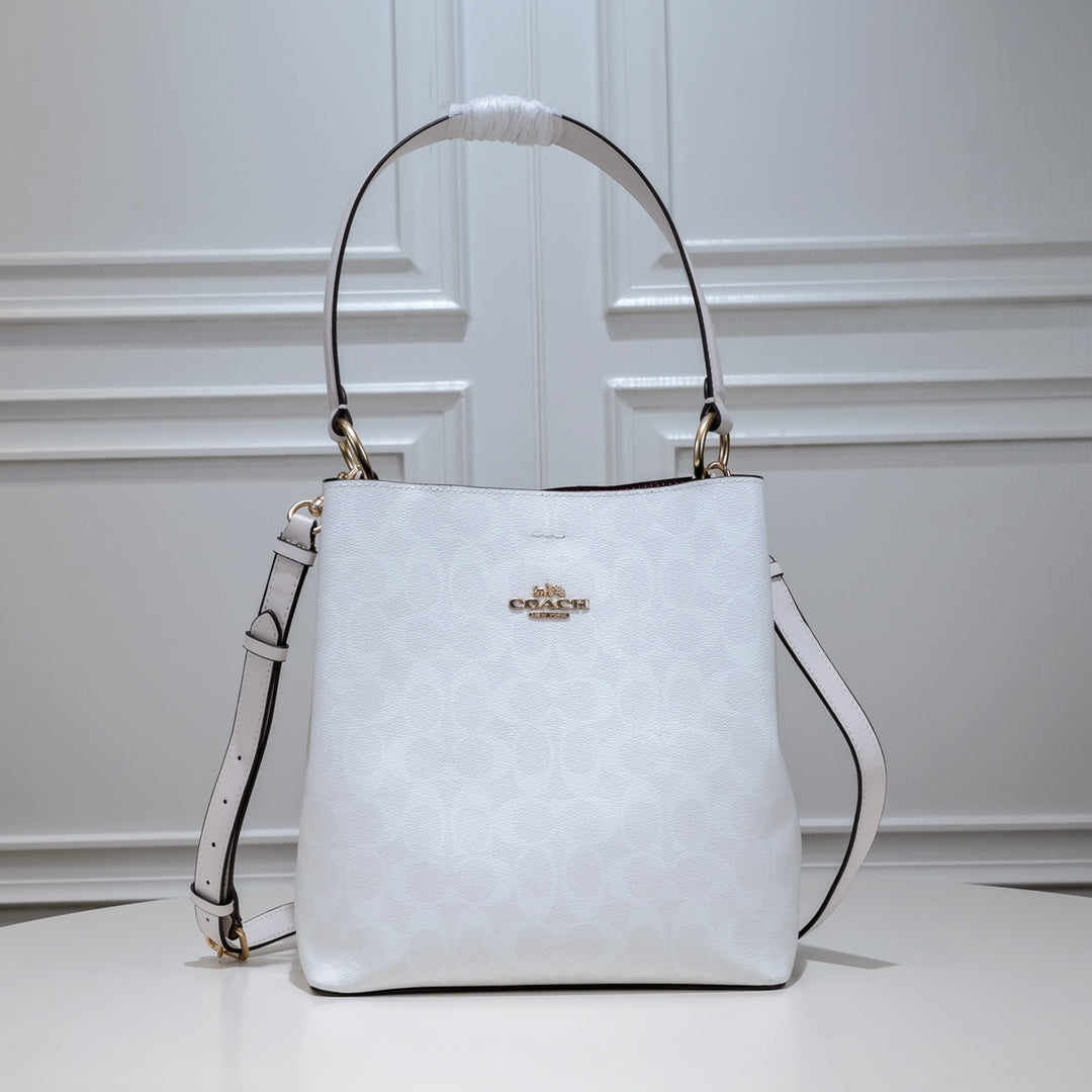 Premium Women's Handbag – Timeless Style for Every Occasion