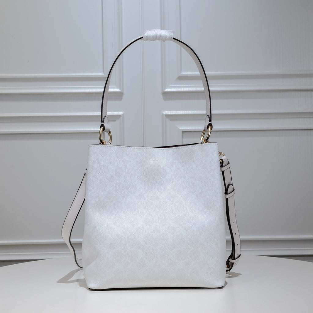 Premium Women's Handbag – Timeless Style for Every Occasion