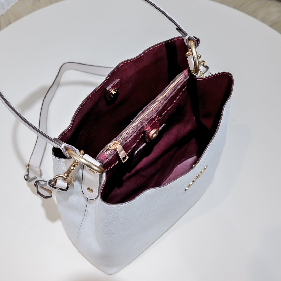 Premium Women's Handbag – Timeless Style for Every Occasion