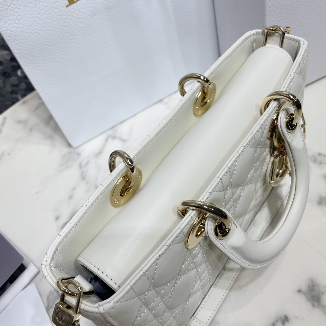 Women's Quilted Cannage Handbag – White