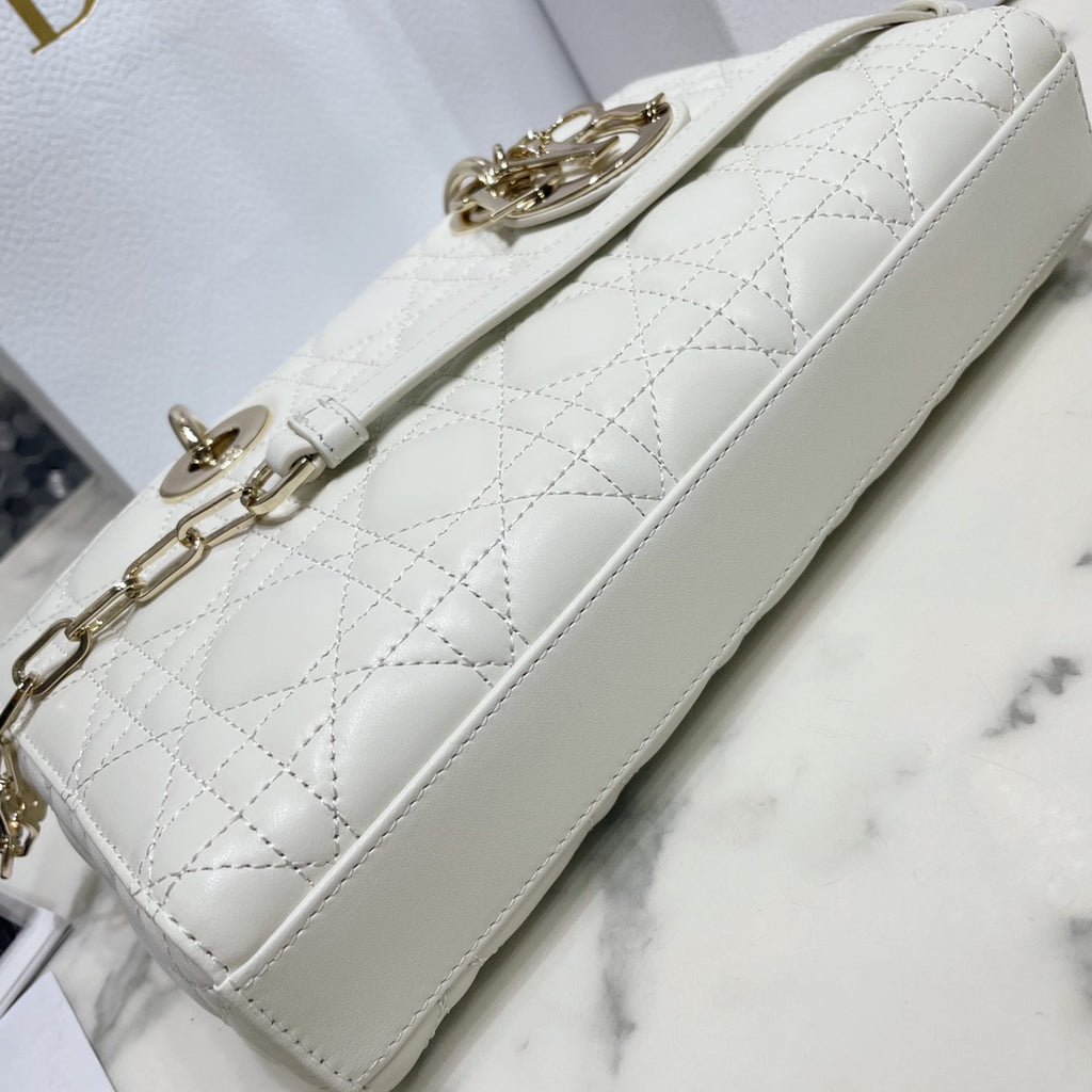 Women's Quilted Cannage Handbag – White