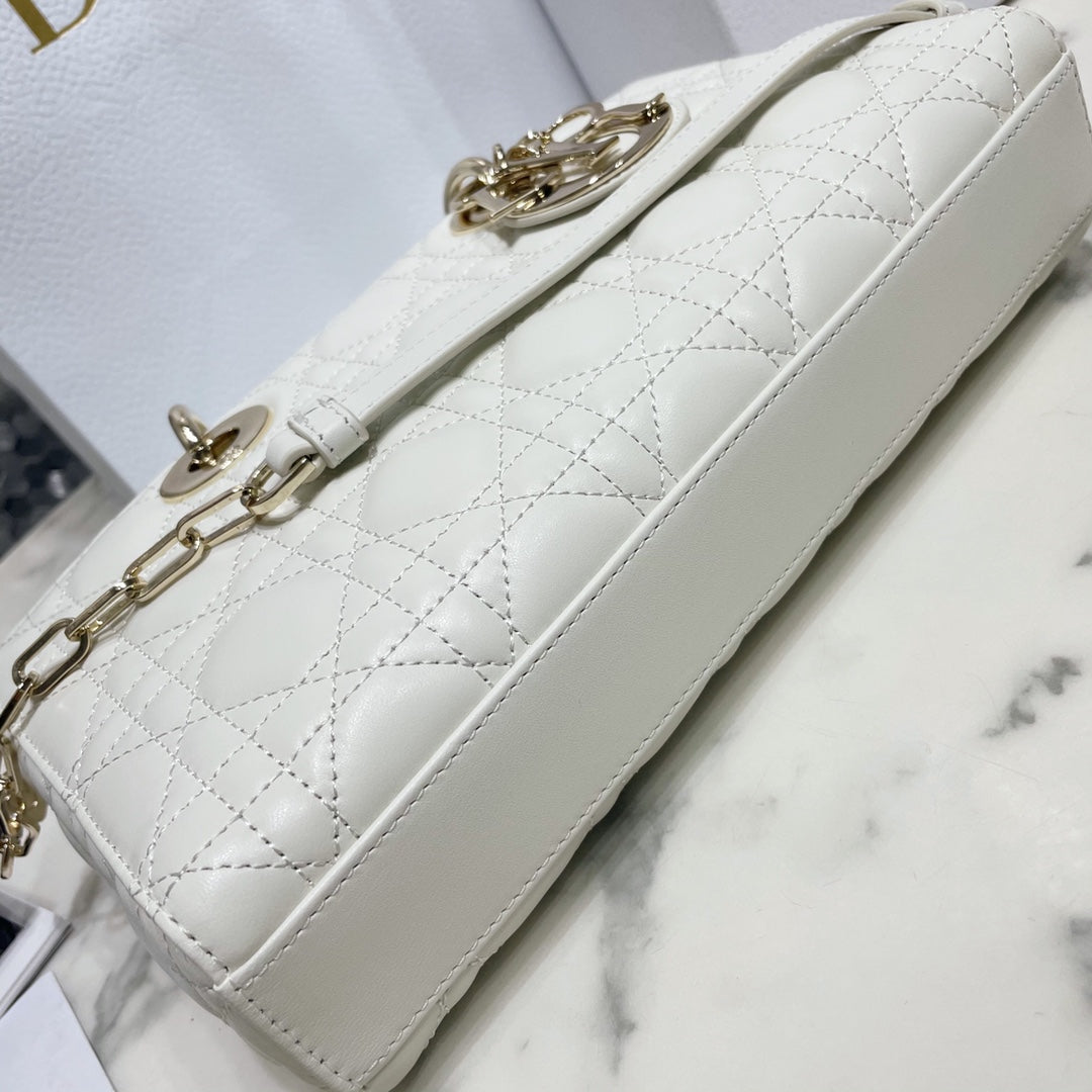 Women's Quilted Cannage Handbag – White