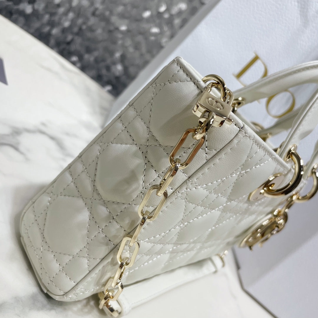 Women's Quilted Cannage Handbag – White