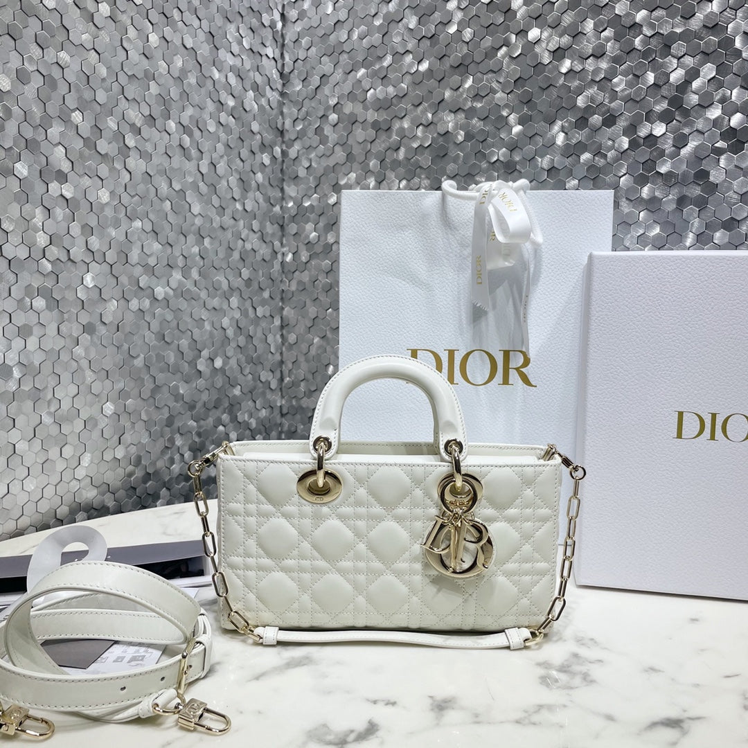 Women's Quilted Cannage Handbag – White