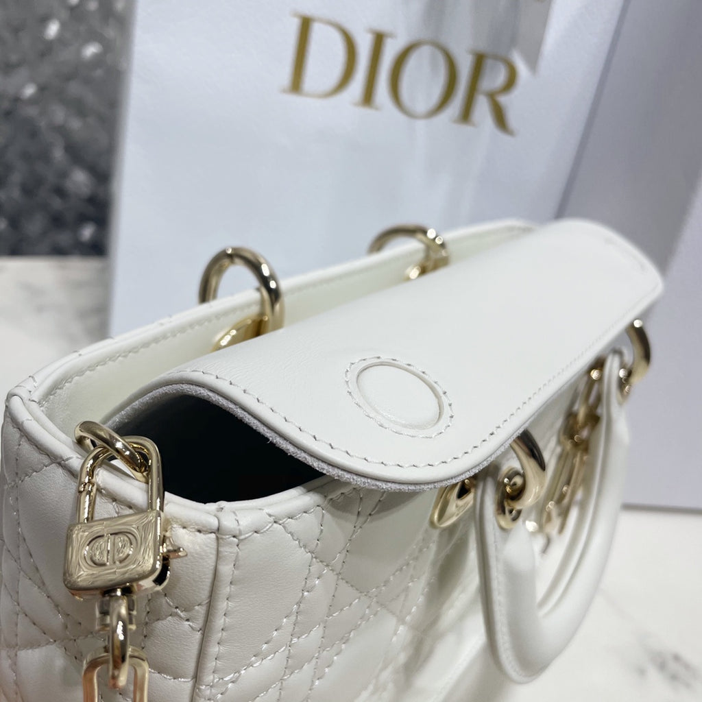 Women's Quilted Cannage Handbag – White