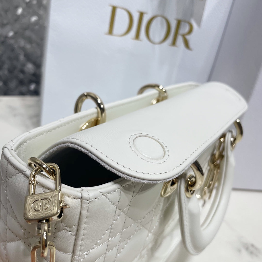 Women's Quilted Cannage Handbag – White
