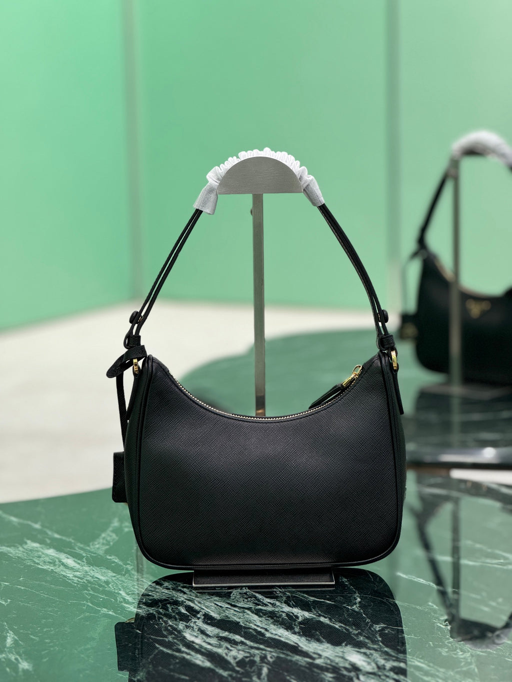 Premium Women's Handbag – Timeless Style for Every Occasion